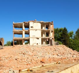 Baustelle mit Bagger und Schaufel - Gebäudeabriss